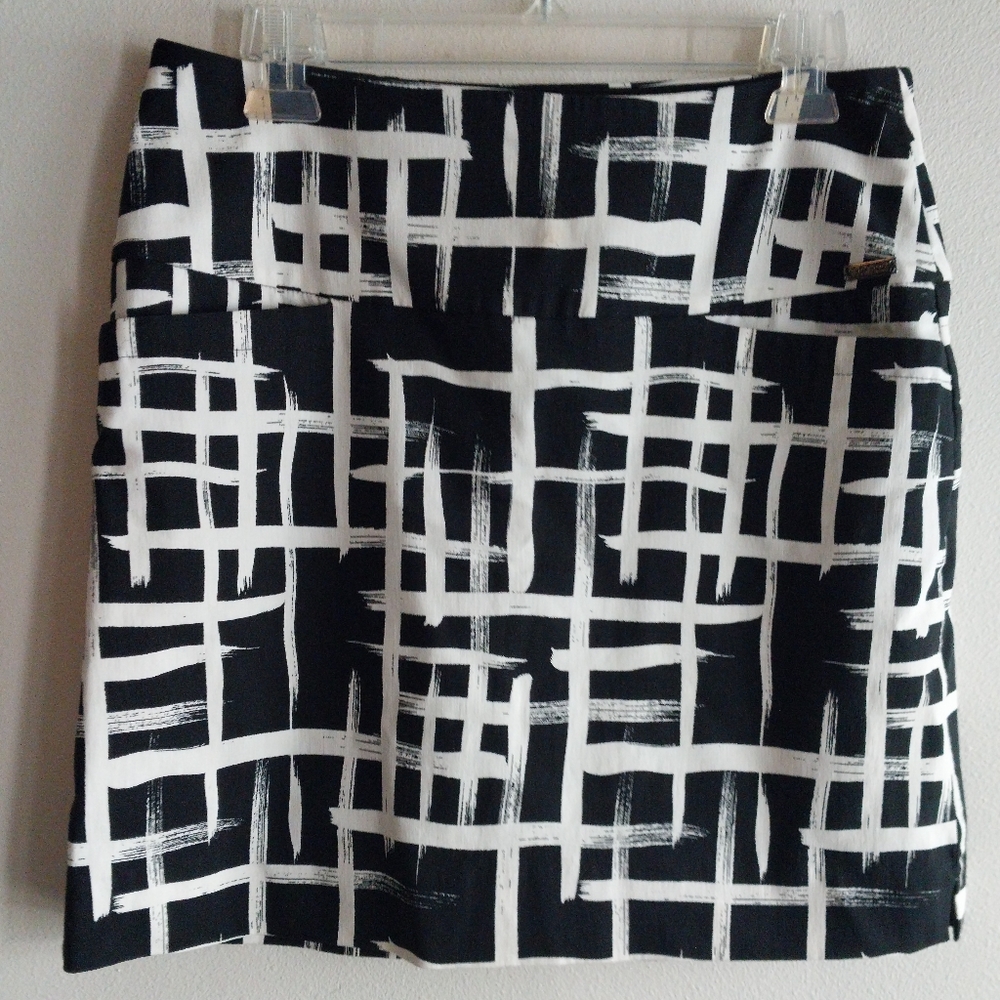 S.C. & Co. Black and White Artsy Abstract Print Skort
